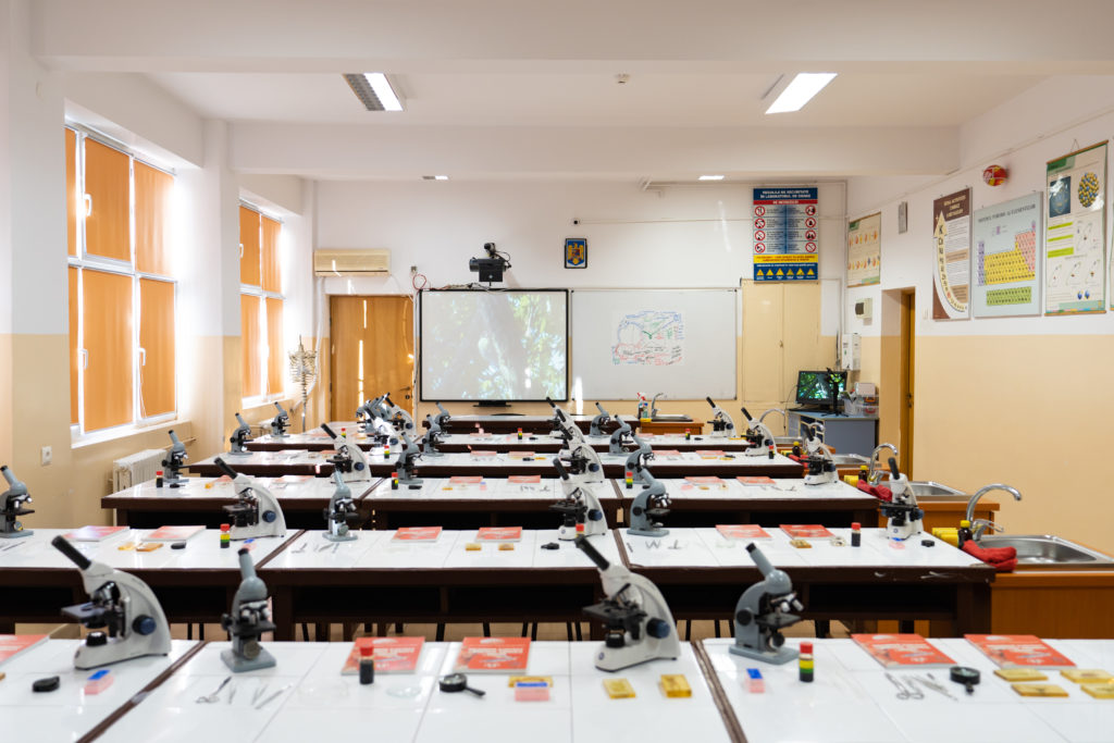 Școala Gimnazială Elena Văcărescu - laborator de științe