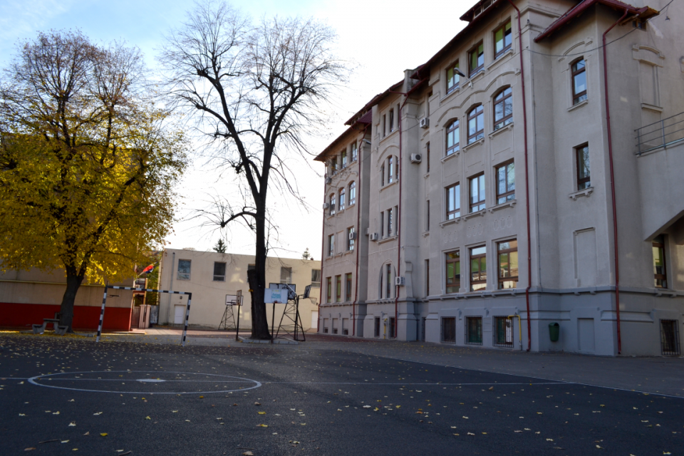 Școala Gimnazială Pia Brătianu - curte